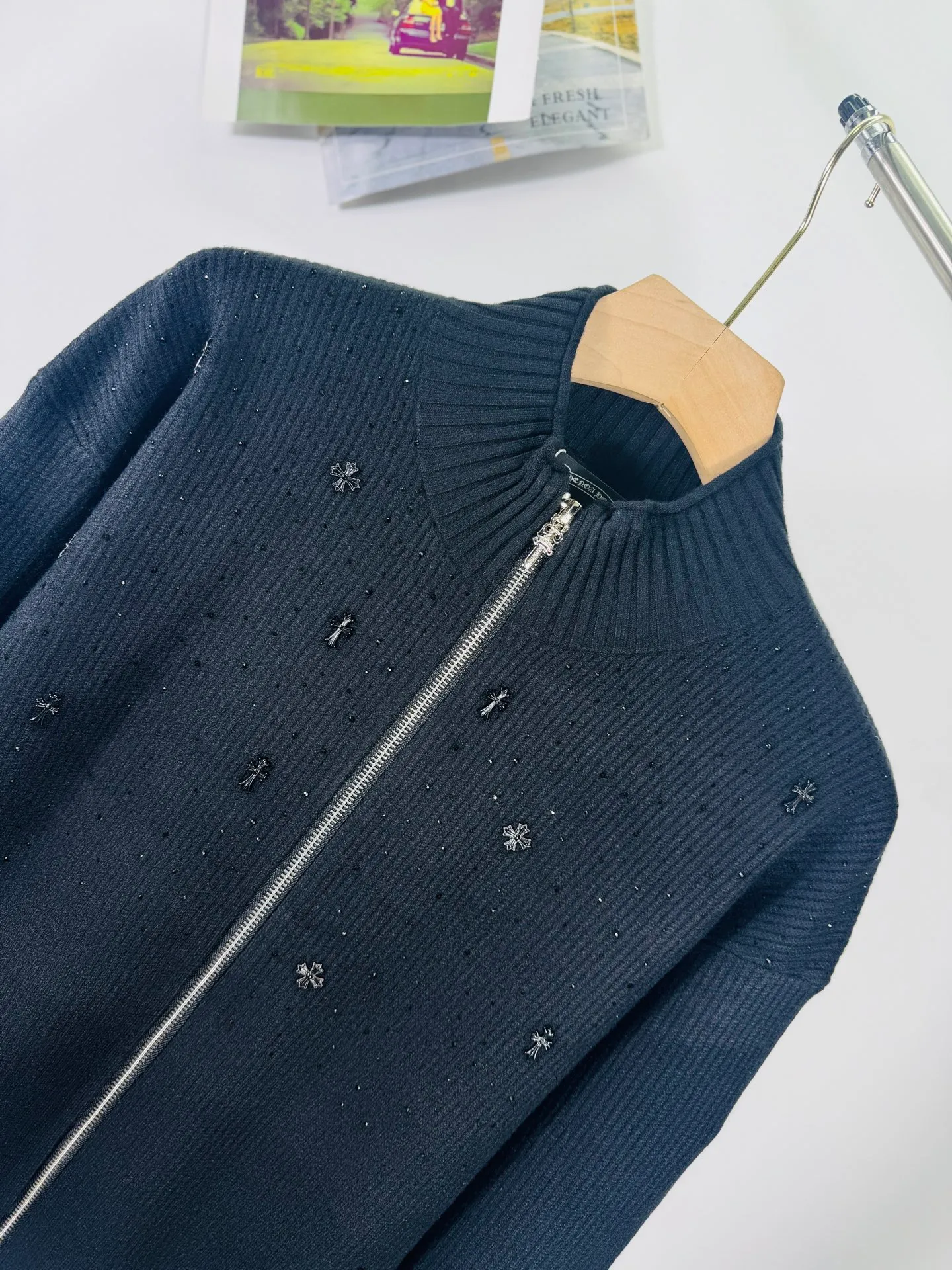 P360 top version 🐮 Real shot without P, different from market products】 Chrome Hearts ❄️2025 new classic starry sky couple style zipper knitted sweater 🔥High version🔥High version🔥 The fabric is made of 32-count cotton yarn blended material, which is skin-friendly and does not stick to the body, does not cause pilling, feels very soft, super comfortable, fashionable and individual, super versatile and good-looking knitted sweater, very suitable for both men and women, a must-have for everyone. Packaging Hang tag collar label washed wheat complete👍 Style number: 1101 Color: black Code number: s-xl